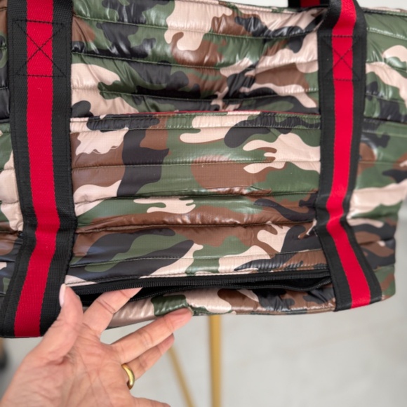 Think Royln Large Jetset Wingman Travel Bag Olive Green Camouflage NWT - Picture 6 of 11